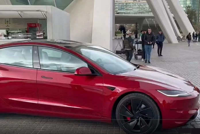 Опубліковано перші живі фото найпотужнішої Tesla Model 3 Ludicrous