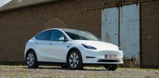Tesla скорочує виробництво автомобілів у Китаї