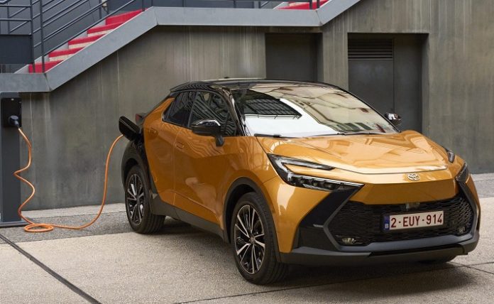 Представлений плагін-гібрид Toyota C-HR на передовій платформі TNGA