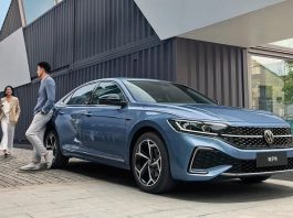 Volkswagen Passat модельного ряду 2024 року з'явився на живих фото