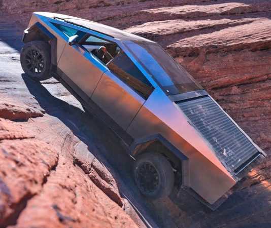 Tesla показала позашляхові можливості стандартного Cybertruck