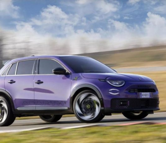 Компанія Abarth розкрила інтер’єр електрокросовера 600e
