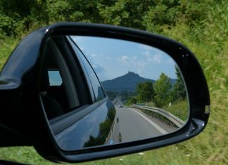 Експерт розповів про правила налаштування дзеркал в автомобілі для безпечного водіння