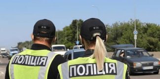 Після тривалої перерви Україна вирішила повернутися до ідеї штрафів для водіїв. Ця система вже була прийнята в минулому і має на меті змінити правила безпеки дорожнього руху. За інформацією Міністерства внутрішніх справ, систему планують запровадити на законодавчому рівні. Олексій Білошицький, перший заступник начальника Департаменту патрульної поліції України, висловив сподівання, що до цього питання повернуться і врешті-решт його буде впроваджено. У період з 2015 по 2020 рік в Україні діяла подібна система, коли кожному водієві нараховувалося 150 балів на рік і 50 балів знімалося за порушення правил дорожнього руху. Однак попередні спроби впровадити цю систему в період між 2015 і 2020 роками зазнали невдачі через різні обставини, включаючи недостатню підготовку кадрів і відсутність необхідної інфраструктури, наприклад, автоматичних стаціонарних камер, і згодом були скасовані Зеленським. Зараз, у зв'язку з постійним розвитком технологій та збільшенням кількості транспортних засобів, було прийнято рішення повернутися до цієї ідеї. Автори законопроєкту № 6502 пропонують систему, за якої водії, які накопичили певну кількість порушень за рік, будуть позбавлятися прав керування транспортними засобами. Законопроект вже зареєстрований у Верховній Раді, але ще не дійшов до остаточного розгляду. Що таке система балів за порушення? Згідно з документом, водії, які протягом року наберуть 12 і більше балів за порушення, можуть бути позбавлені водійських прав без рішення суду. Якщо водійське посвідчення видане на термін менше одного року, його можуть вилучити за вісім штрафних балів. Наприклад, один штрафний бал може бути нарахований за непристебнутий ремінь безпеки або перевезення дитини без дитячого крісла. За більш серйозні порушення, такі як керування несправним транспортним засобом або проїзд на червоне світло, водій може отримати два або навіть три бали. Автори законопроекту вважають, що навіть невелика кількість штрафних балів може стимулювати водіїв дотримуватися правил і уникати правопорушень, які загрожують безпеці дорожнього руху.