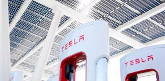 Tesla припинила розвиток Supercharger та звільнила керівників проекту
