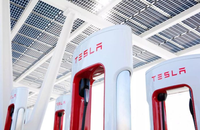 Tesla припинила розвиток Supercharger та звільнила керівників проекту