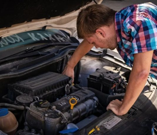 Експерти назвали небезпеку доливання води з-під крана замість антифризу