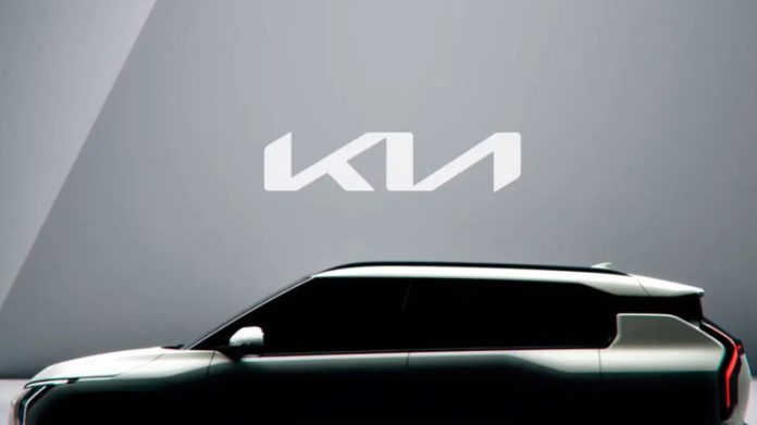 У мережі опублікували нові тизери електричного кросовера Kia EV3