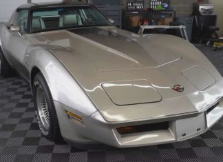 Chevrolet Corvette із пробігом всього 53 км забули у сараї на 42 роки