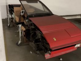 У гаражі знайшли половину суперкара Ferrari