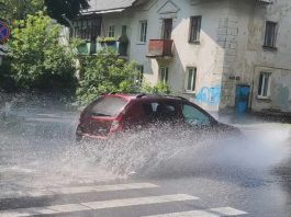 Водіям нагадали, як не варто їздити дорогами під час дощу
