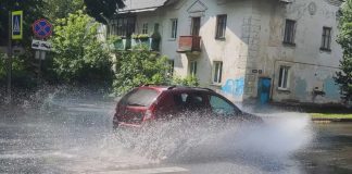 Водіям нагадали, як не варто їздити дорогами під час дощу