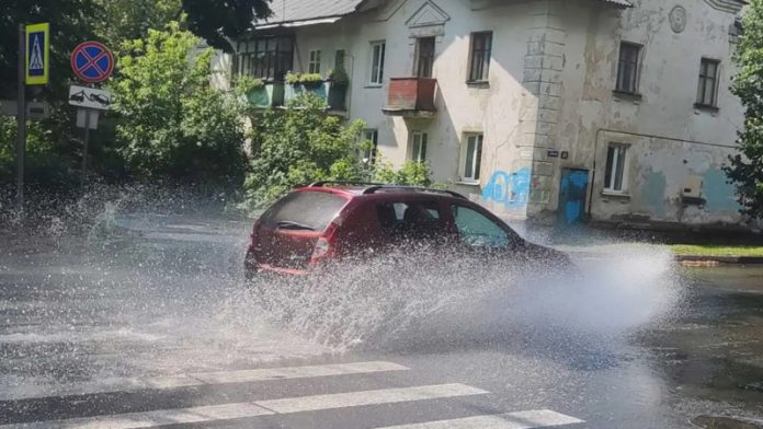 Водіям нагадали, як не варто їздити дорогами під час дощу