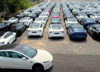 Величезні стоянки непроданих Tesla видно навіть із космосу