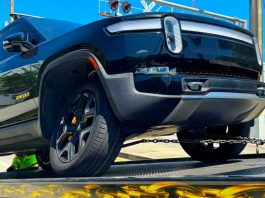 Власники пікапів Rivian R1T скаржаться, що на машинах відвалюються колеса