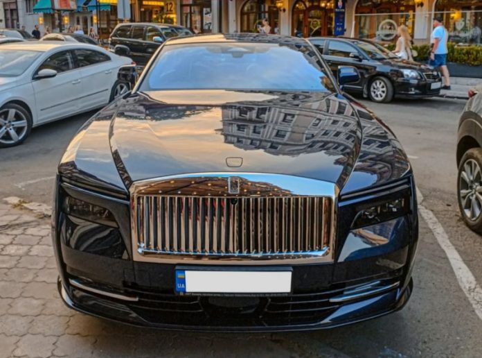 Елітний Rolls-Royce за шалені гроші помічений в Україні