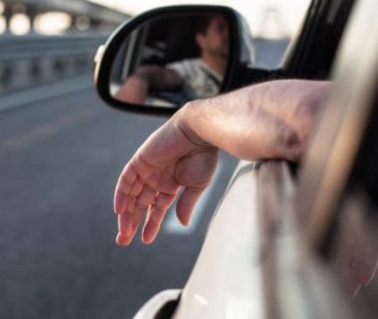 Водіїв штрафуватимуть до 9 000 гривень за висування рук з вікна: деталі нових правил