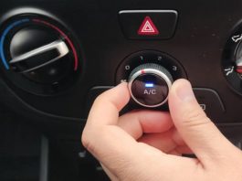 За словами Михайла Колодочкіна, якщо клімат-контроль в авто дозволяє виставляти бажану температуру, то в перші хвилини вибирайте градуси трохи нижче, ніж на вулиці, — на 3–5 градусів . Увімкнений режим рециркуляції прискорить охолодження повітря. Через 10-15 хвилин, коли ваш організм адаптується, температуру можна буде знизити ще на кілька градусів . Організм, звичайно, просить більше, але краще зберегти здоров'я. Експерт додав, що потім рециркуляцію слід відключити. Цей режим для «короткого» застосування : він сушить повітря, позбавляючи слизову оболонку носа природного захисту.