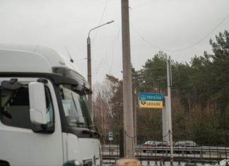 Українських водіїв попереджають про труднощі на кордоні з Польщею