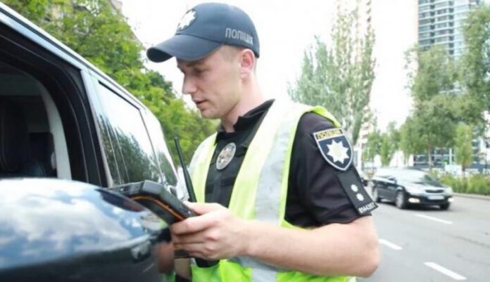 Коли водій має право не показувати документи поліції: важливі випадки