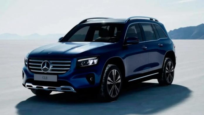 Представлено новий Mercedes-Benz GLB 2025 модельного року, доступний у двох версіях: Progressive та AMG Line. Ціни на новий Mercedes-Benz GLB 2025 стартують від 66 500 доларів за версію Progressive і 72 000 доларів за версію AMG Line. У новій моделі замінено попередній 1,3-літровий турбований бензиновий двигун, який також використовувався в моделях Renault, таких як Duster. Тепер GLB 2025 оснащений новим 2,0-літровим турбованим бензиновим двигуном з чотирма циліндрами, який розвиває потужність 190 к.с., у порівнянні з попередніми 163 к.с. Двигун доповнений 48-вольтовою мікрогібридною системою електрифікації. Стара 7-ступенева коробка передач з подвійним зчепленням замінена новою 8-ступеневою коробкою передач з подвійним зчепленням. Обидві версії оснащені системою повного приводу 4Matic. Mercedes-Benz GLB 2025 з новим 2,0-літровим турбованим двигуном розганяється з 0 до 100 км/год за 7,9 секунд і має максимальну швидкість 214 км/год при масі 1 765 кг. Автомобіль оснащений шкіряними сидіннями з електрорегулюванням та пам'яттю для передніх сидінь, світлодіодними фарами, камерою заднього виду, парктроніком, атмосферним підсвічуванням салону, електричними складаними зовнішніми дзеркалами, фотохромним внутрішнім дзеркалом, системою безключового доступу, 25-дюймовим дисплеєм MBUX, адаптивним круїз-контролем та моніторингом сліпих зон. Версія AMG Line отримала 19-дюймові колеса замість стандартних 18-дюймових, спортивні передні сидіння та аудіосистему Burmester з 12 динаміками потужністю 710 Вт.