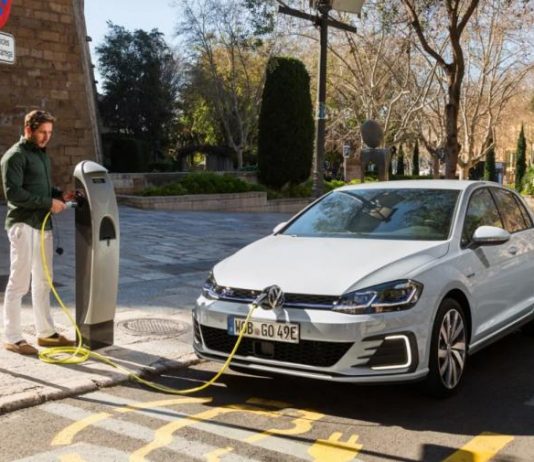 Експерт розкрив головну проблему гібридних автомобілів з можливістю підзарядки Експерт розкрив головну проблему гібридних автомобілів з можливістю підзарядки