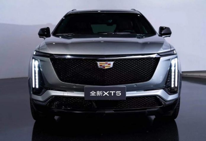 На офіційних фото показали салон нового Cadillac XT5