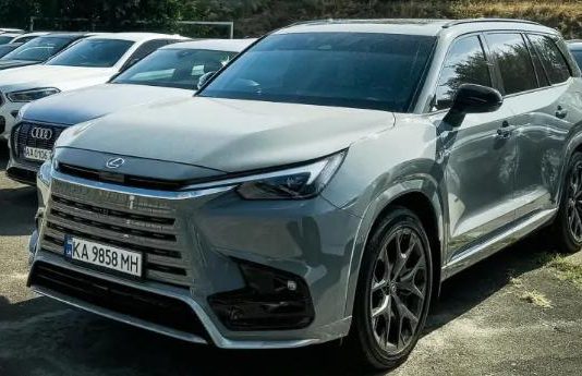 Розкішний кросовер Lexus за 5 мільйонів помітили в Україні