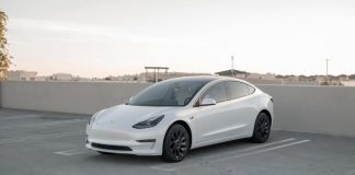 Ціни на Tesla Model 3 падають стрімкими темпами