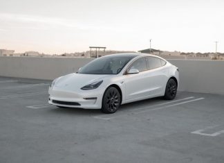 Ціни на Tesla Model 3 падають стрімкими темпами