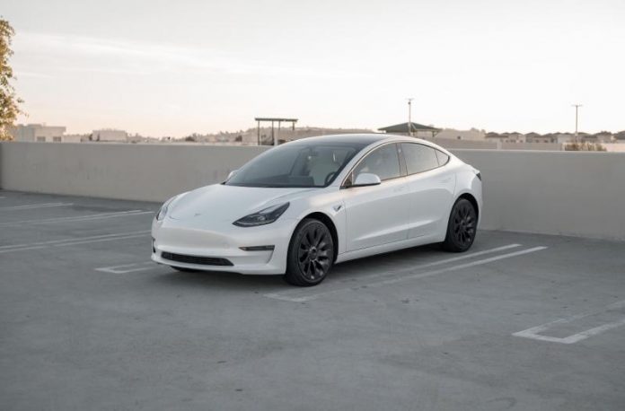 Ціни на Tesla Model 3 падають стрімкими темпами