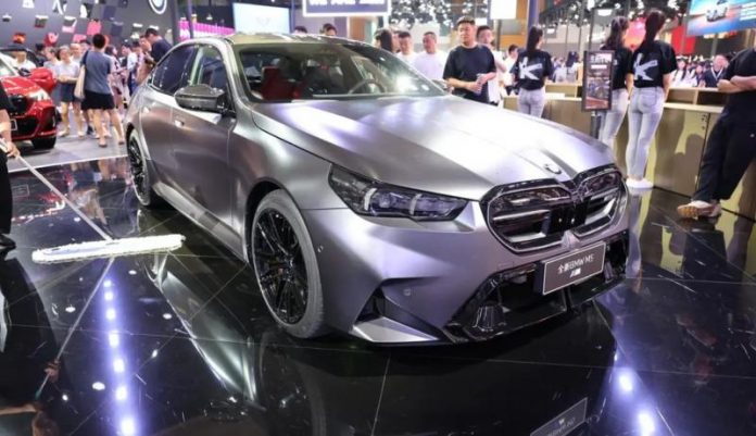 Новий гібридний BMW M5 показали на міжнародному автосалоні