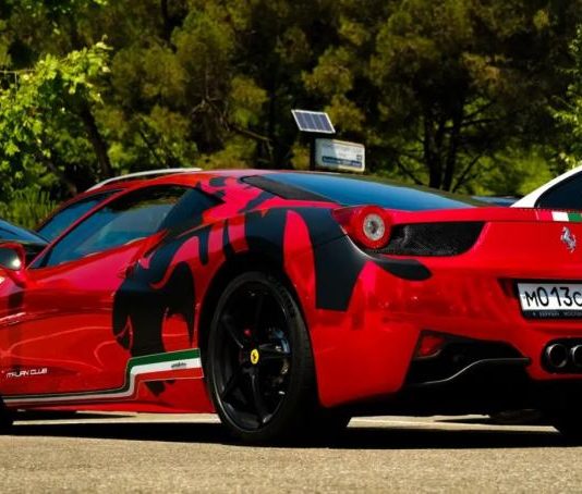 Ferrari планує випустити свій перший електромобіль до 2026 року Ferrari планує випустити свій перший електромобіль до 2026 року