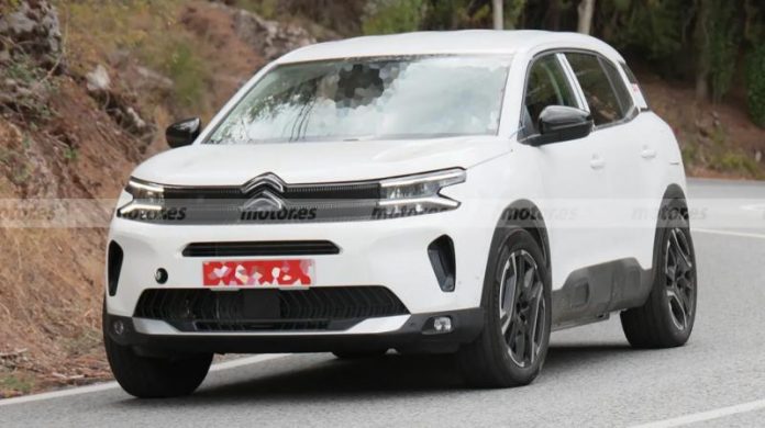 Нове покоління Citroen C5 Aircross показали наживо з усіх боків