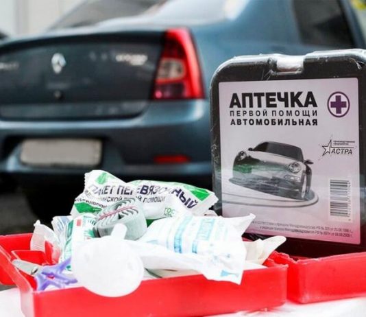 Патрульний розповів, як правильно зберігати аптечку та вогнегасник у вашому авто Патрульний розповів, як правильно зберігати аптечку та вогнегасник у вашому авто