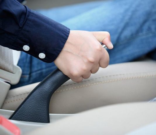 Водіям пояснили, чому не можна їздити з піднятим ручником Водіям пояснили, чому не можна їздити з піднятим ручником