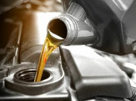 Водіям пояснили, коли можна не турбуватися про витрату моторної оливи