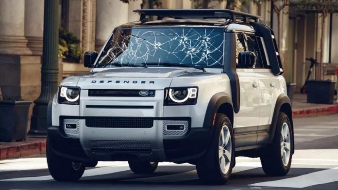 Власники Land Rover Defender звинувачують виробника у дефектах лобового скла