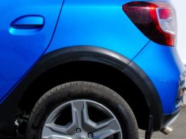 Інструктор з водіння розповів, як за допомогою тенісного м’яча загнати авто у гараж Інструктор з водіння розповів, як за допомогою тенісного м'яча загнати авто у гараж