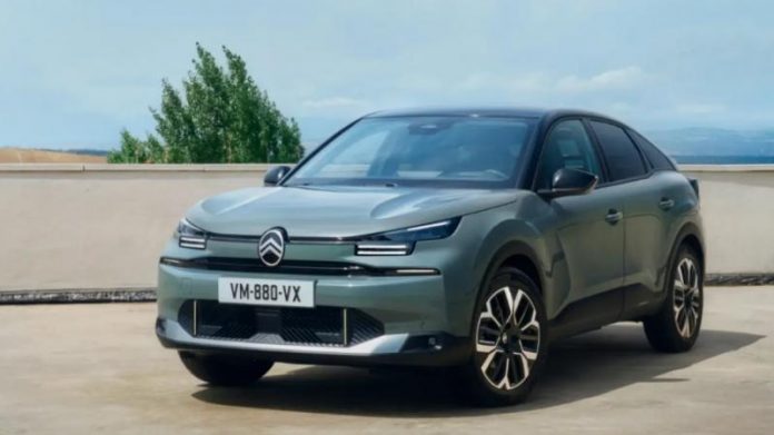 У Парижі наживо представили нові Citroen C4 і C4 X