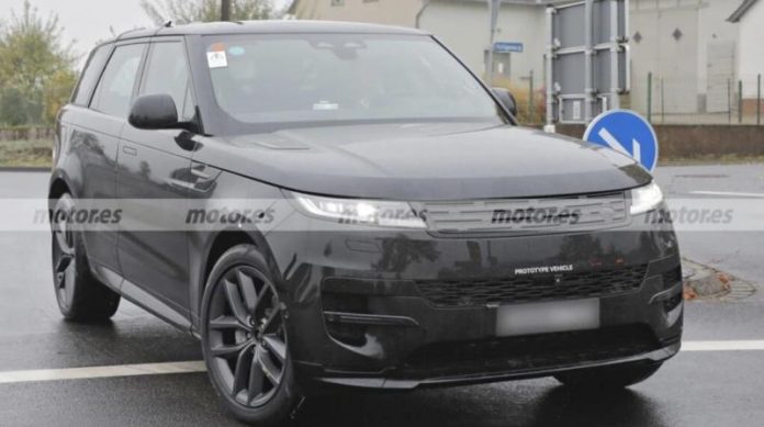 Шпигунські фото показали електричний Range Rover Sport біля траси Нюрбургринг