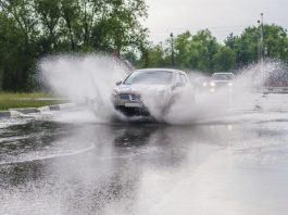 Автоінструктор попередив про небезпеку їзди по калюжах: наслідки, які варто знати Автоінструктор попередив про небезпеку їзди по калюжах: наслідки, які варто знати