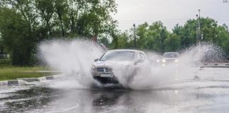 Автоінструктор попередив про небезпеку їзди по калюжах: наслідки, які варто знати