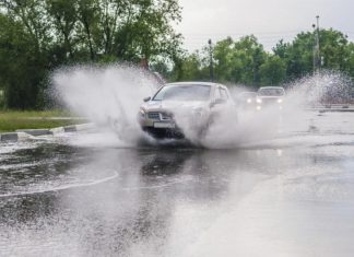 Автоінструктор попередив про небезпеку їзди по калюжах: наслідки, які варто знати