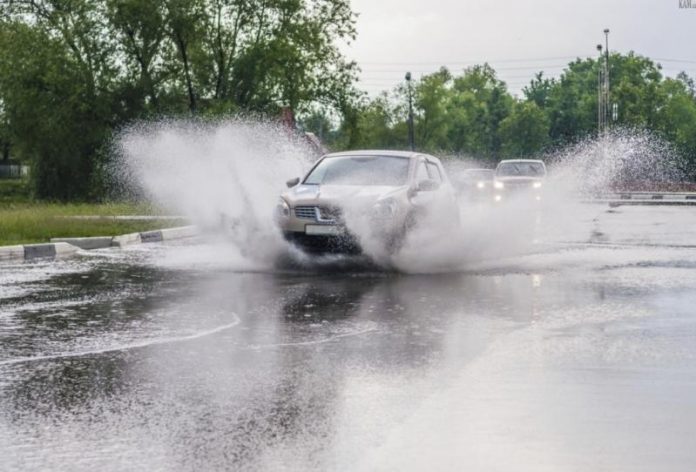 Автоінструктор попередив про небезпеку їзди по калюжах: наслідки, які варто знати