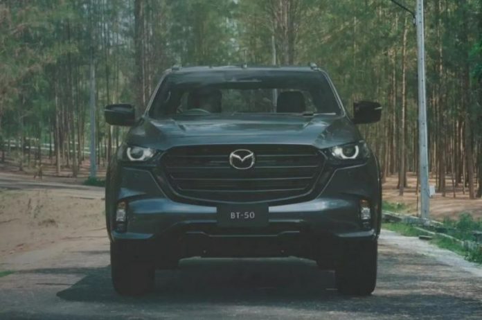 Mazda показала перше фото пікапа з гігантським логотипом