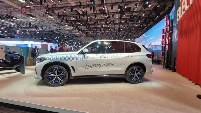 BMW планує запустити масове виробництво електромобілів на водні