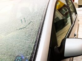 Водіям пояснили, як очистити двірники та скло від снігу без зупинки