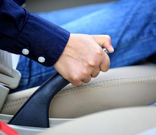 Водіям нагадали про випадки, коли слід використовувати ручне гальмо Водіям нагадали про випадки, коли слід використовувати ручне гальмо