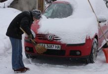 Де не варто залишати авто взимку на ніч: розповідаємо про ризики